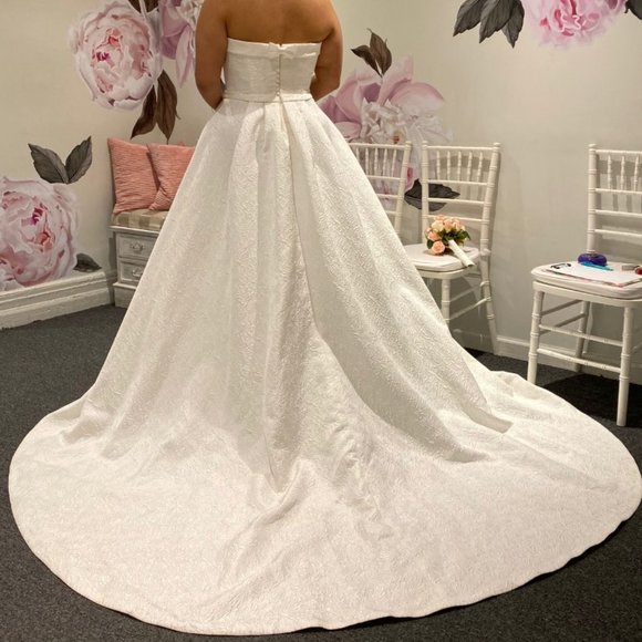 PLUS SIZE PRONOVIAS WEDDING GOWN! - Picture 6 of 8